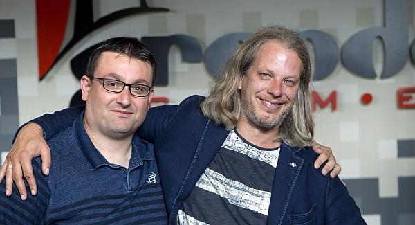 Samen met oude bekende Tim Laning op de foto op de werkvloer van zijn bedrijf Grendel Games in Leeuwarden.