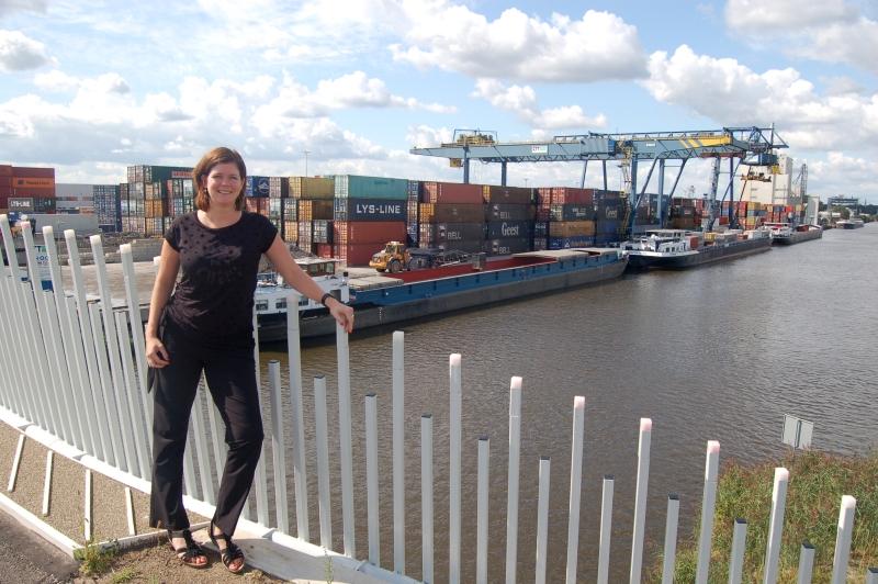 Annemarie Terpstra op de nieuwe Boekelosebrug over het Twentekanaal in Hengelo. Op de achtergrond de CTT-vestiging Hengelo
